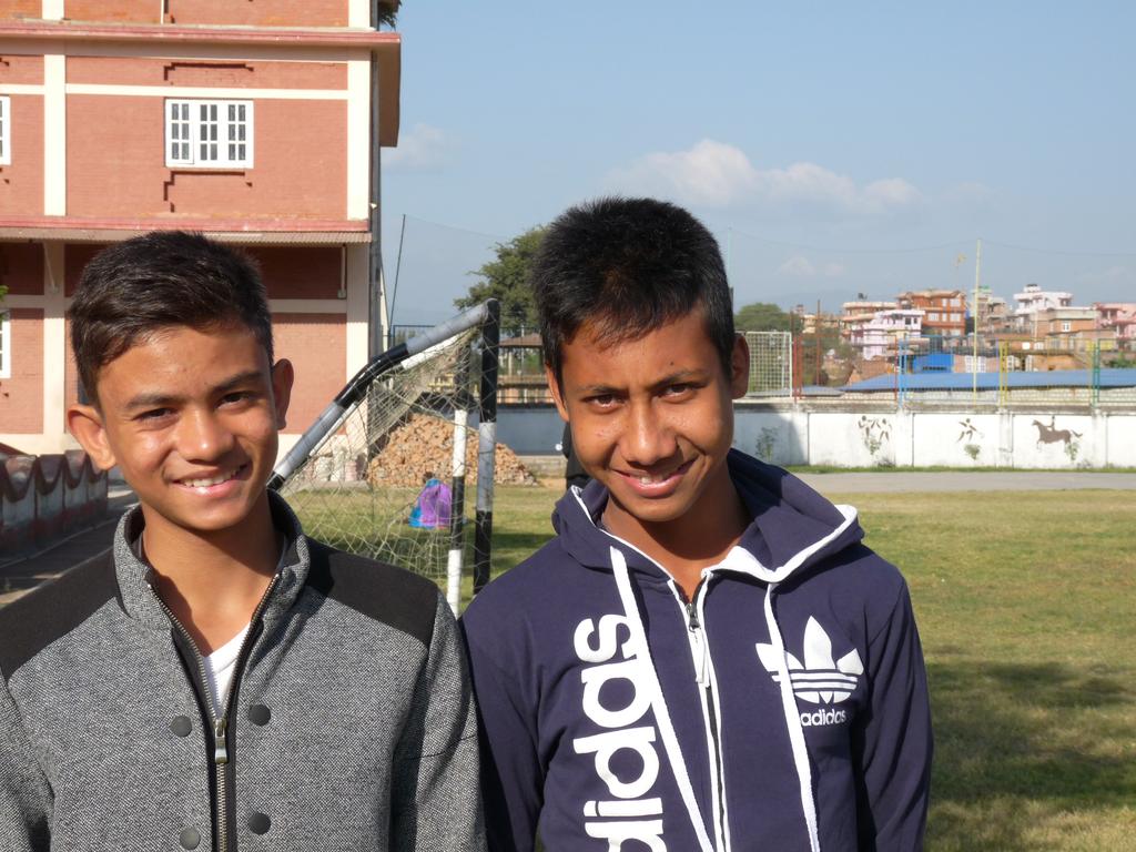 2016) Ib Don Bosco School, Kathmandu Seit 2013 unterstützen wir den ehemaligen Schüler und Schulbesten der JES Pradip Bhujel und seit 2014 auch Pratham Thapa auf dem Internat Don Bosco School in