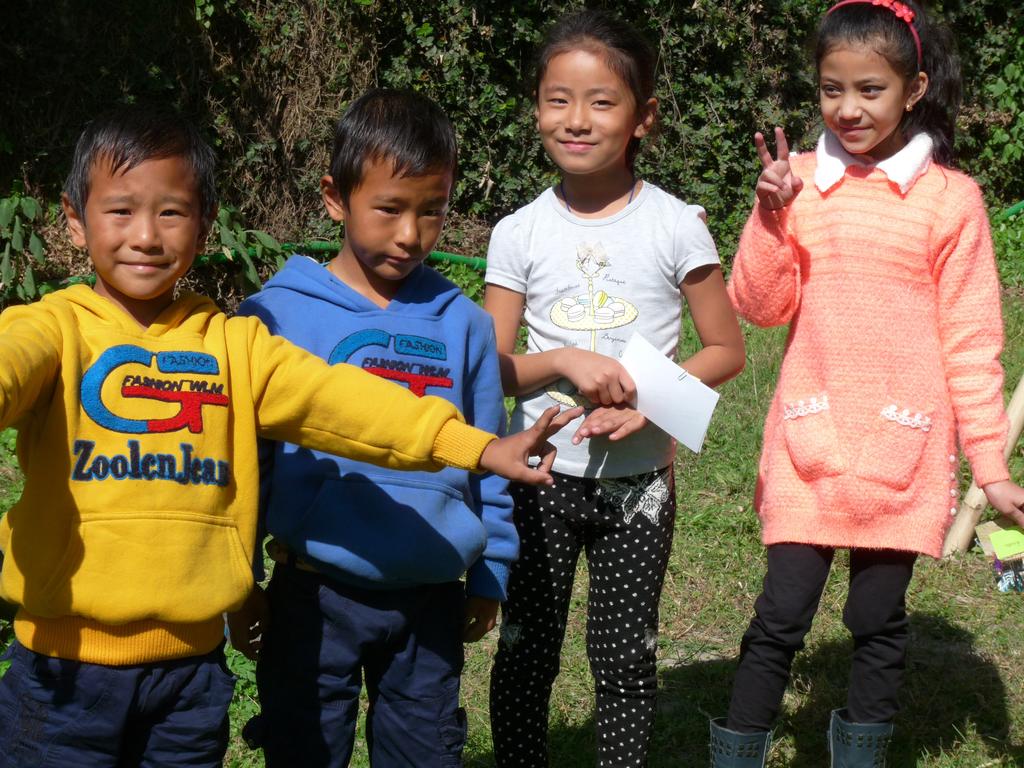(Zwillinge Dawa Nurbu u. Dawa Chiring Sherpa mit Lhakpa Sherpa und Grishu Gahatraj, Nov. 2016 ) Ausblick: Wir möchten den Kindern eine nachhaltige Schulausbildung garantieren.