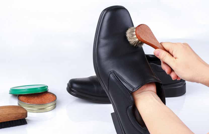 Schritt 3 Lasse das Schuhwachs mindestens eine Stunde lang einwirken so härtet sich das Schwuhwachs und nur so ziehen die Nährstoffe in deinen Lederschuh ein.