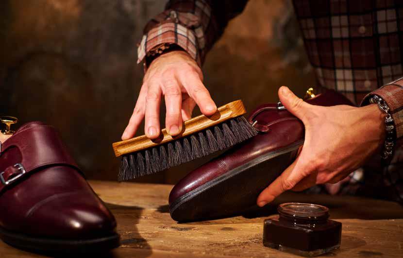 Nach dem Tragen Sind deine Schuhe nach dem Tragen besonders schmutzig, empfehlen wir Dir, grobe Verschmutzungen bereits mit der Staubbürste (1A) zu entfernen.