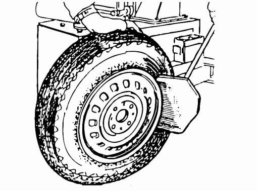 Reifenmontage Achtung: Entfernen Sie, vor Beginn der Arbeit, die Auswuchtgewichte auf beiden Seiten der Felge. Abdrücken des Reifens Seien Sie vorsichtig beim Abdrücken des Reifens.