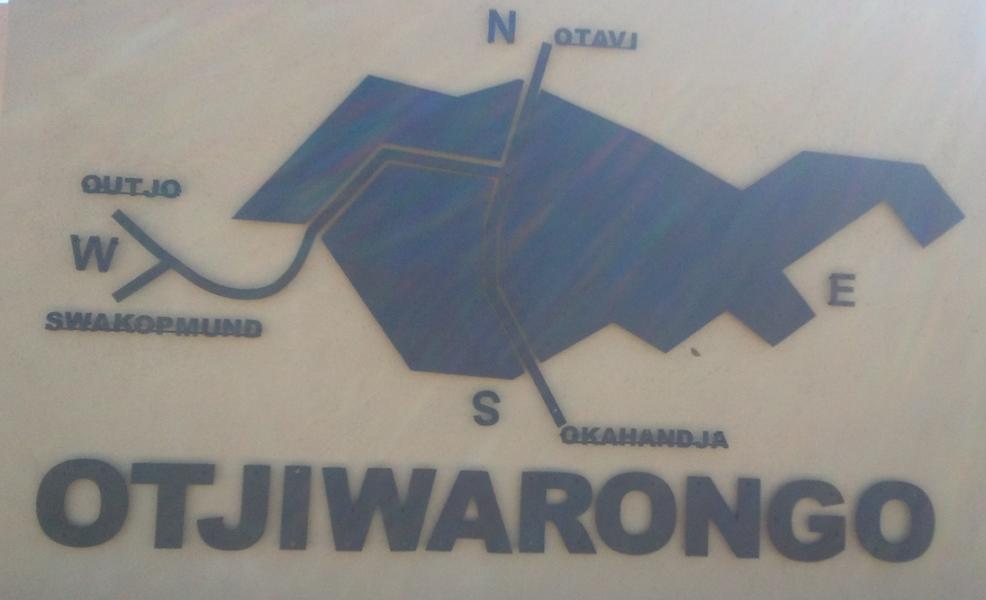 Otjiwarongo, Namibia Otjiwarongo liegt an der B1 Straße, rund 50 Kilometer westlich des Waterberg Massivs und 250 Kilometer nördlich von der Hauptstadt Windhoek. Die Stadt hat 28.000 Einwohner und ca.
