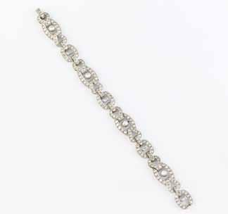 750/- Weißgold, Gewicht: 6,0g. L.ca. 2,6cm. 10 Diamanten im Alt- und Brillantschliff zus.ca. 0,155ct TCr-Cr(I-J) VS-P1, 2 Akoya-Zuchtperlen, Ø ca. 10,25mm, weiß-irisierendes rosé. 900 $ 1.