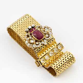 700 $ 966 87 VAN CLEEF & ARPELS Rubin-Diamant-Armband. Frankreich, um 1930. 750/- Gelbgold, Punze, schwarzes Email, Gewicht: 103,7g. L x B=ca. 21,0 x 2,7cm, Länge variabel einzustellen.