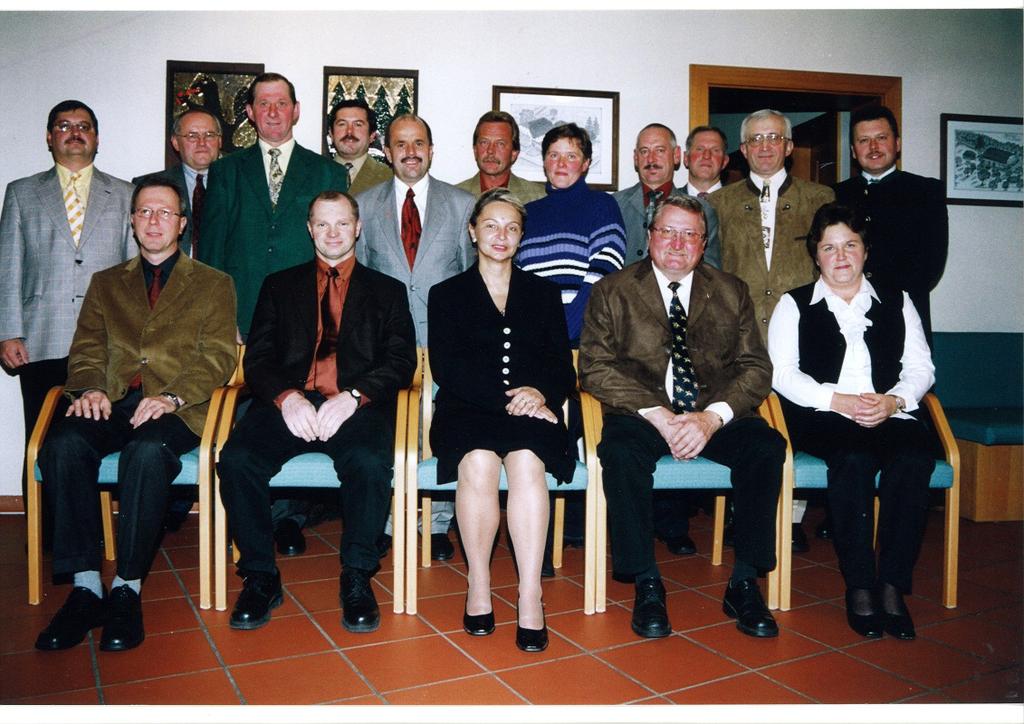 Gemeinderat von 1949 2009 Gemeinderat 2003 bis 2009 1. Reihe: Wilhelm Dumfart, Erich Kitzmüller, Dr.Wilbirg Mitterlehner, Bmg. Johann Grünzweil, Christine Gallistl 2.