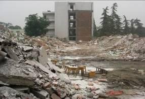 Eingestürzte Schulgebäude in Deyang Seit dem 1.