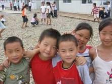 Wang Sheng (Zweiter von links) und seine Klassenkameraden haben ihren ganzen Besitz verloren und müssen nun mit einer staatlichen Unterstützung von 300 RMB (35 ) pro Monat auskommen.