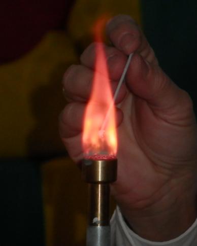 11 Lithium färbt die Flamme purpurrot Abb.