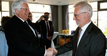 Klaus Plöger begrüßt Ahrensburgs Bürgermeister Michael Sarach (links).