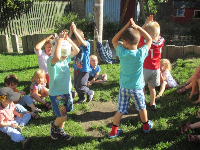 Gut geschützt im Schelter die Kleinen aus den deutschen Kindergärten in der Kommune