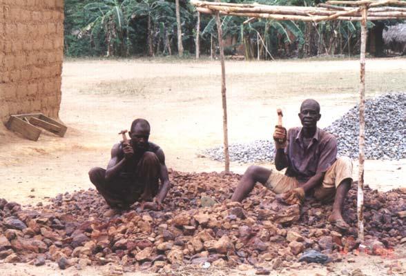 In Forikolo und Umgebung gibt es keine Steine, die Böden bestehen nur aus Lehm.