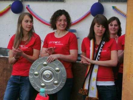 Fußball-Förderverein Schön war auch, dass man der Damenfußballmannschaft im Juni 2011 für das Erreichen der Meisterschaft eine Zusatzprämie für die Mannschaftskasse bezahlen konnte.