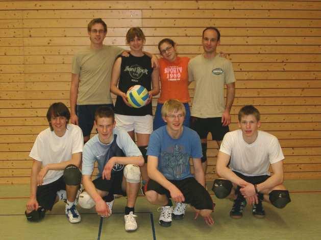 Schulte-Strotmes Jugendvolleyballgruppe J1 2/2005, hinten: Klaus Eißler (Trainer), Philipp Leicht, Jonathan Kärcher,