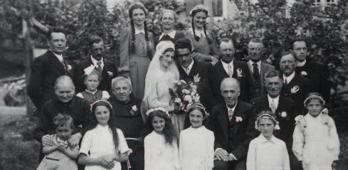 11 Passeirer Blatt nr. 137, Oktober 2016 Rudolf Schiefer (sitzend in der vordersten Reihe) bei der Hochzeit seines Sohnes Rudolf jun. mit der Kurtatscherin Antonia Kofler im Jahr 1943.