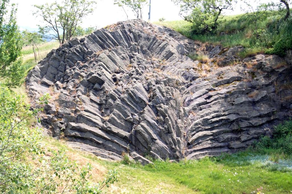 Grundtypen magmatischer Gesteine: Magmatisches Gestein entsteht durch das Abkühlen bzw. Erstarren der ca. 1200 C glutflüssigen Gesteinsschmelze (Magma) aus dem Erdinneren in etwa 100-120km Tiefe.