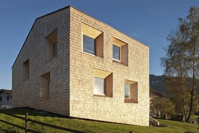 Sicher konstruieren für moderne Architektur Zeitgemäße Lösungen für Holzfassaden Peter Schober Exkurs / Einleitung Das Anforderungsprofil für Fassaden in der modernen Architektur ist ein sehr hohes.