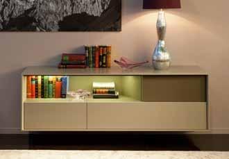 Markantes Gestaltungsmerkmal ist das farbige Band, das das Möbel horizontal strukturiert.