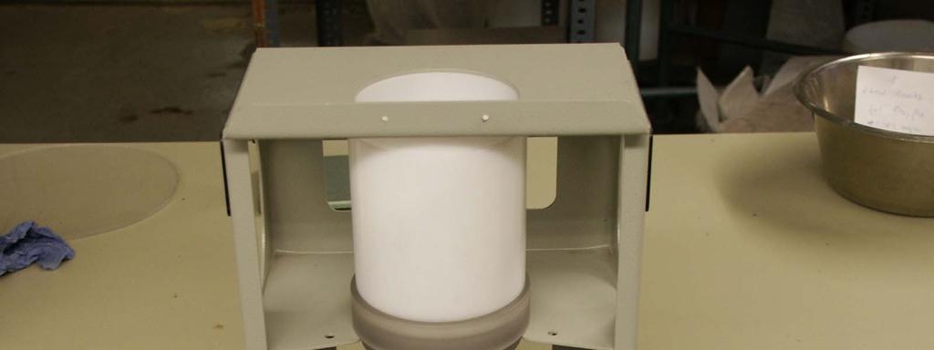 Die so ermittelte Probemasse wird bei geschlossenem Fließmechanismus in den Zylinder des Prüfgerätes gefüllt. Das erforderliche Prüfgerät zeigt Bild 1.