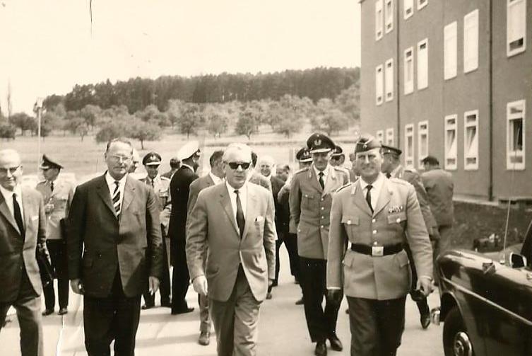 Der Herr Minister vor den Kompanieblock 20 in der Kaserne in Külsheim. Von links: Der Präsident der WBV V, Dr.