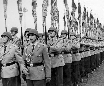 Einmarsch der 319 Truppenfahnen und Übergabe der Truppenfahnen. Der 24. April 1965 ist in der Geschichte der Bundeswehr ein Tag von historischer Bedeutung.