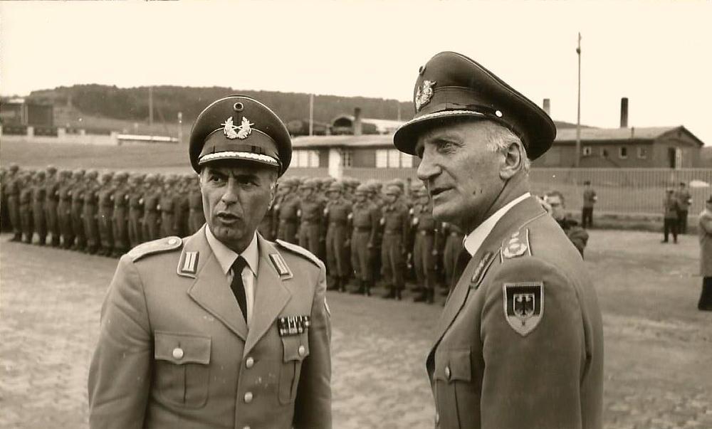 Der Befehlshaber im Wehrbereich V, Generalmajor Lechner im Gespräch mit