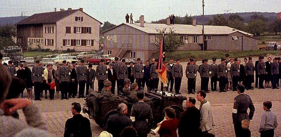 Truppenteile mit Truppenfahne am Rathaus in KÜLSHEIM.