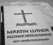 Thema: Katechismus(pfad) Ein Katechismus ist ein Handbuch über die Grundlagen des christlichen Glaubens. Aus der Reformationszeit stammt (der Große und) der Kleine Katechismus Luthers (Ev.