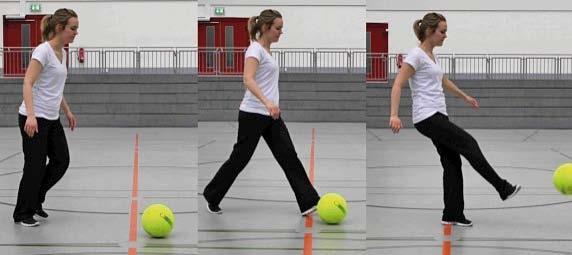 Der Schüler stellt sich ohne Anlauf direkt hinter den Ball und platziert die Fußspitze unter dem Ball, sodass eine Schwungbewegung des Beines den Ball nach oben führt Abb.