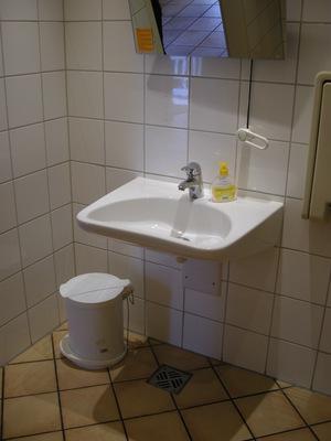 von 30 cm: 4 Öffentliches WC für Menschen mit Behinderung Öffentliches