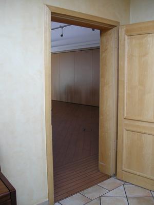 Bewegungsfläche vor/hinter der Tür - Tiefe: 250 cm Eingang 2 zum Saal (vom