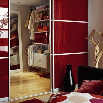 Panel material_ painted glass, light red with attached dividing rails Interior system_»uno«1", light grey