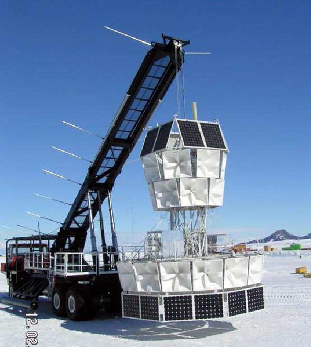 Radiodetektion mit : Ausnutzen des Askaryan-Eekts im antarktischen Eis riesiges Detektorvolumen (ca. 1, 5 10 6 km 3 )! Aufsteigen der Sonde an Ballon, Flughöhe ca.