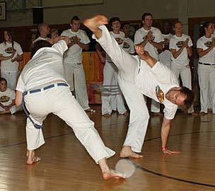 Capoeira entwickelte sich zur Sklavenzeit in Brasilien zu einer faszinierenden Körpersprache. Capoeira ist Kampf, Tanz, Spiel, Spaß, Musik und vieles mehr.