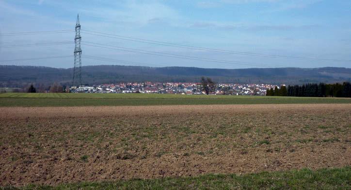 einem Felsen finden sich wenige Reste der Ruine Altroßwag aus dem 11. Jahrhundert. Angenehme Ruhe herrscht hier, denn es gibt keine Straße wie im überwiegenden Verlauf des Enztals.