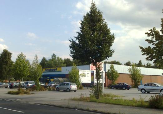 Friederikenstraße/Emdener Straße versorgt. Obwohl unmittelbar an Wohngebiete angrenzend, weist das Zentrum ein hohe Autokunden- Orientierung auf.
