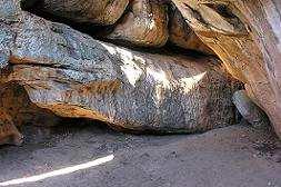 "PYTHONKULT": Standard Pythonkult aus dem Jungpaläolithikum: In Botswana entdeckten Archäologen durch Zufall in einer gut verborgenen Höhle eine aus dem Stein gehauene