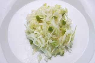 Gurkenscheiben mit (56%), mit Zwiebelwürfeln und Dillspitzen in einer mild-würzigen Salatcreme Brokkoli-Röschen (33%) mit Kochschinken, Zwiebeln