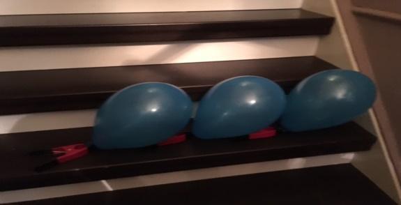 Fünftes Experiment Bei diesem Experiment wollten wir herausfinden, ob ein Ballon, der mit Helium gefüllt ist, anders schrumpft als einer der mit Luft gefüllt ist. Wir haben 9 Heliumballons genommen.