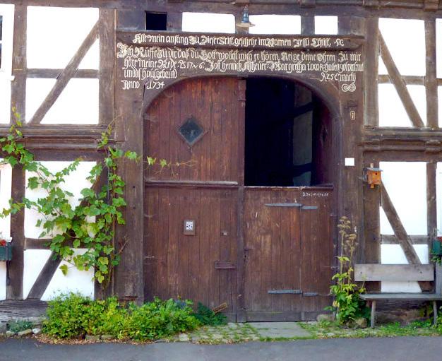 Hauseingänge Das diemelsächsische Bauernhaus hatte traditionell eine Teilung in Schiffe mit einer Diele, Stall- und Speicher- sowie Wohnnutzung.