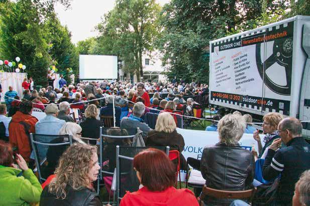 Foto: Urbatzka Popcorn in der linken Hand, Getränk in der rechten und es kann losgehen! Ende Juni startet Elmshorn in die beliebte Picknick-Open-Air Kino-Saison 2017.