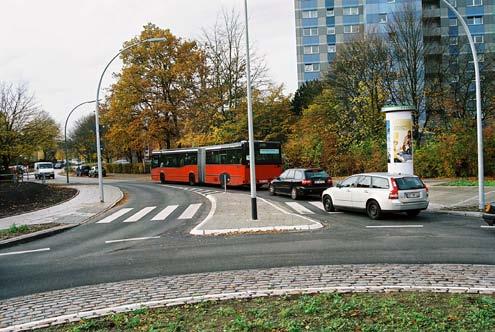 Öffentlicher Personennahverkehr Abschnitt 9 Blatt 3 Abb. 9.5 Haltestelle im Bussonderfahrstreifen einer Kreiszufahrt Wird eine Haltestelle in einer Zufahrt als Busbucht ausgebildet (Abb. 9.4), so ist eine ausreichende Sicht der Kraftfahrer auf den Fußgängerüberweg und die Radfahrerfurt zu gewährleisten.