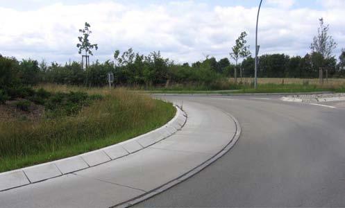 Für die Einfassung der Innenringe und Abgrenzung zur Kreisfahrbahn sind helle Natursteinrundborde mit 5 cm Kantenvorstand nach ER 3 zu verwenden, um das Überfahren durch Pkw zu minimieren.