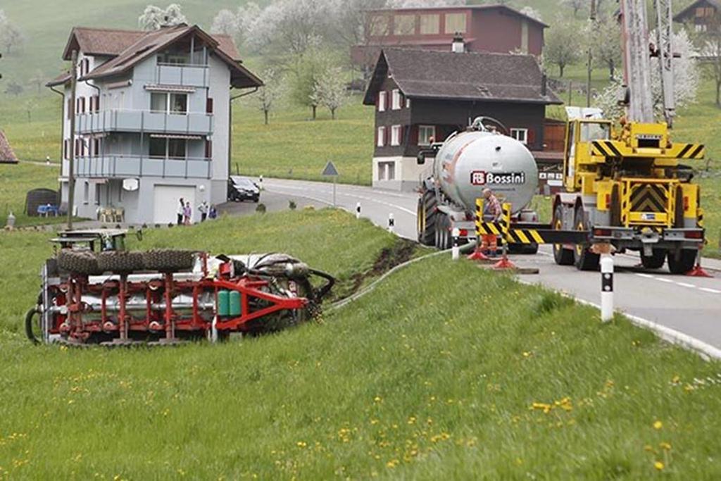 Lenkachsen an Anhängern Unfälle mit Anhängern mit Lenkachsen Unterschiedliche Systeme (Zwangs- und Nachlauflenkung) Beispiele für Unfallursachen: - keine