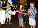 Seite 16 statt, an dem 14 Kinder begeistert die Gelegenheit nutzen Instrumente wie die "kleine Tuba", Trompete, Klarinette, Trommeln und das "große Glockenspiel auszuprobieren.