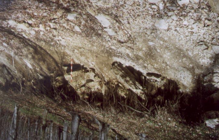 Durch einen Straßenanschnitt SE-lich von Seiferts wurde am 24.12.1974 im Bereich des Flursstückes Dreibrunnen eine Rutschung an der Röt-/Muschelkalkgrenze ausgelöst.