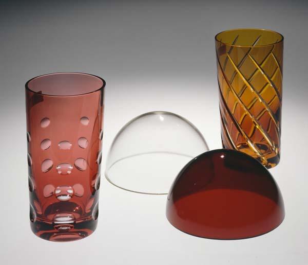 Färbung von Glas vorne: Goldrubinglas in Überfangtechnik mitte: Überfangkappen aus reinem Goldrubinglas, vor dem
