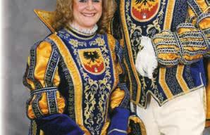 Waren in den Vorjahren bei den Prinzenpaaren Samtkostüme überwiegend, so war die Kleidung nunmehr aus weißer Seide mit dunkelgrünen Samtcapes.