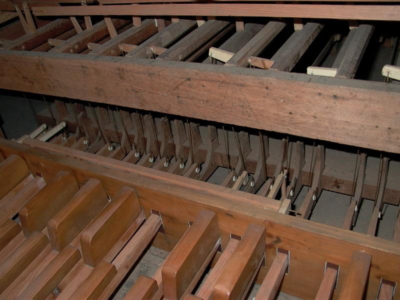 Arbeitsbericht über die Schlottmann Orgel der ev. Kirche Waltersbrück 29 / 39 5. Traktur 5.1. Befund Die Spieltraktur wurde vermutlich 1938 gerückt. Die C- und D- Pfeifen wurden angelängt.