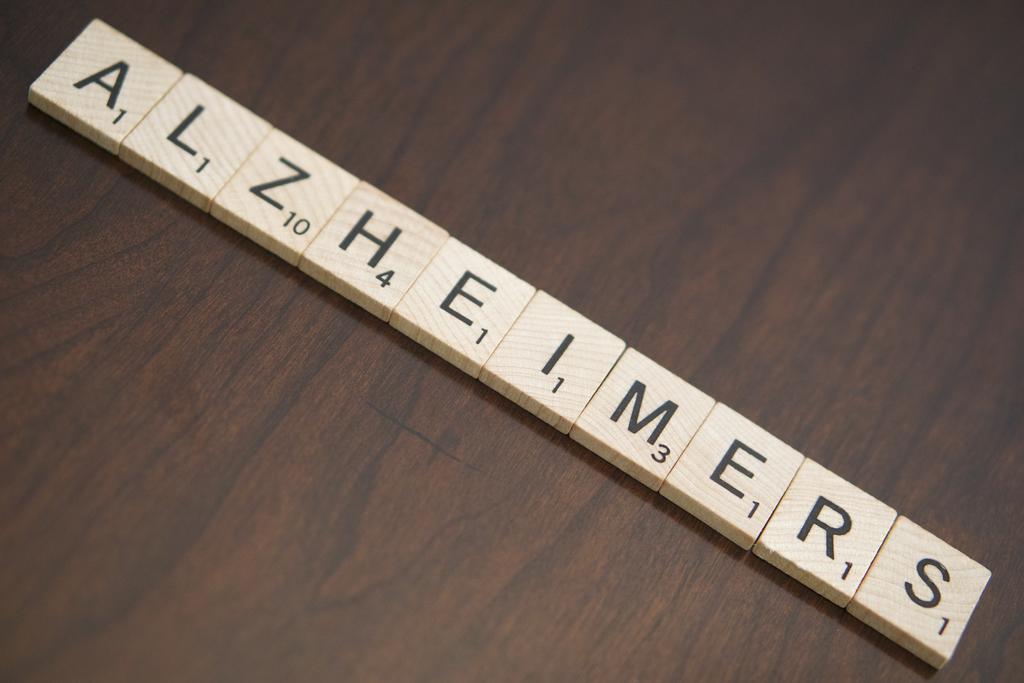 Mythen: Demenzen. es fängt immer mit dem Kurzzeitgedächtnis an sind immer Alzheimer sind nicht heilbar treﬀen nur ältere Menschen... Was sind Demenzen? Das Syndrom.