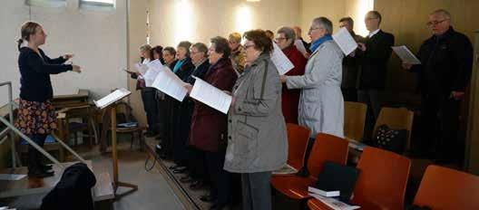 20 Kirchenchor Neuigkeiten Nach der Sommerpause starteten die Sängerinnen und Sänger des Kirchenchors wieder gut gelaunt in die Proben für die anstehenden Gottesdienste.